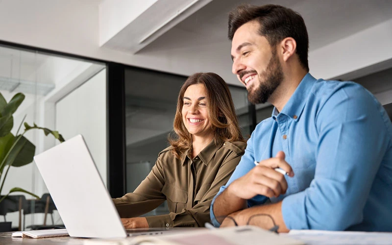 Profesionales analizando información en una oficina
