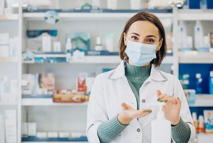 Profesional del sector farmacéutico en una farmacia